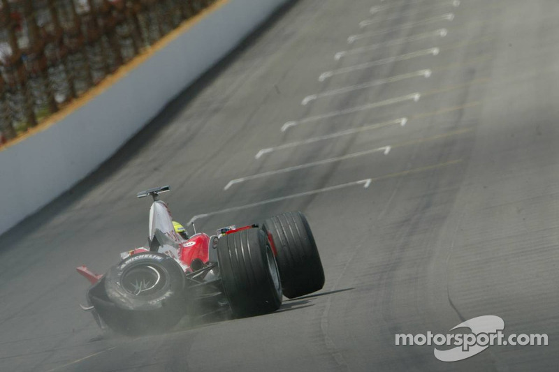 Ralf Schumacher gira y se estrella en la pared