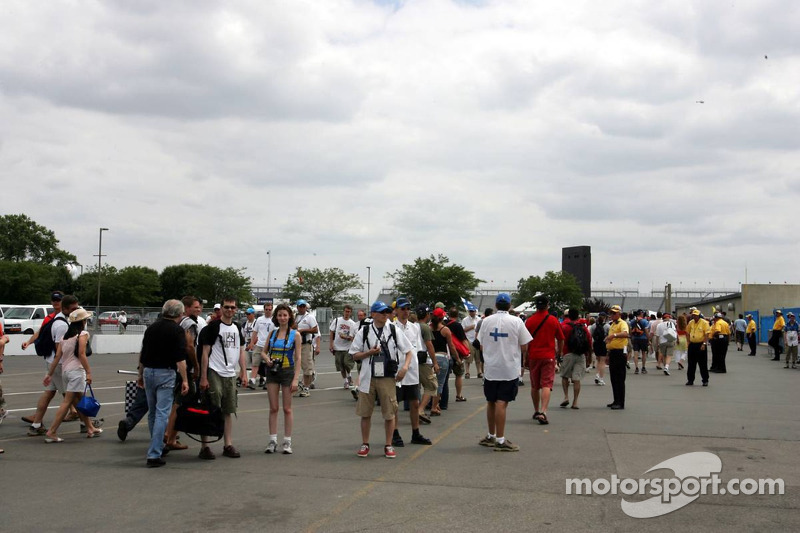 Fans dejan la pista antes de la final de la carrera