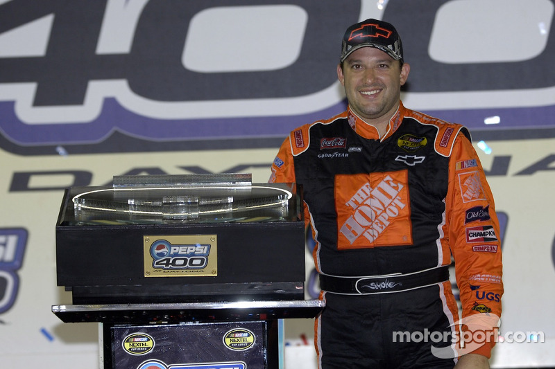 Victory Lane: Sieger Tony Stewart