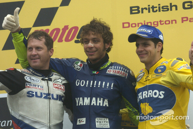 Podio: ganador de la carrera Valentino Rossi, segundo lugar Alex Barros y el tercer lugar Kenny Robe