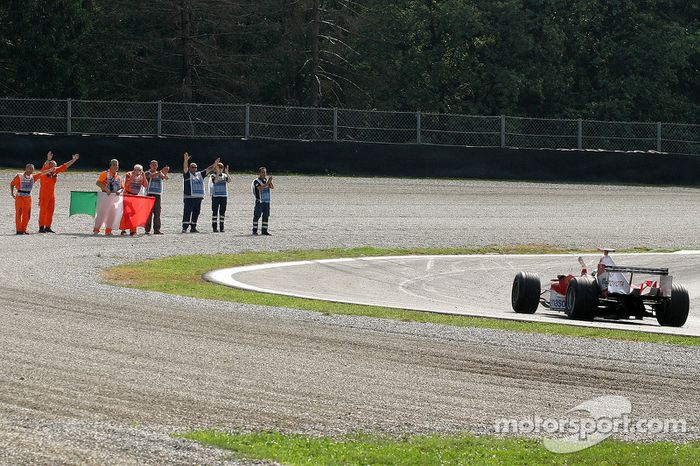 Jarno Trulli olas a los mariscales