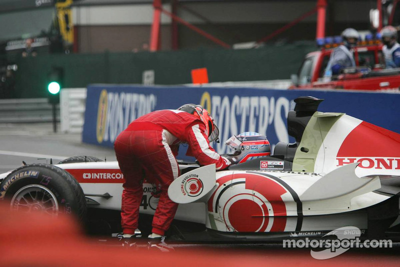 Michael Schumacher has a talk with Takuma Sato
