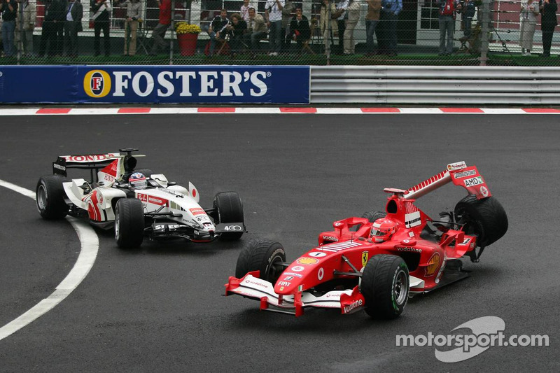 Choque de Michael Schumacher y Takuma Sato