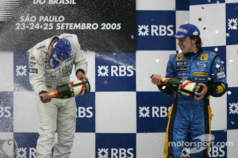 Podio: champagne para Juan Pablo Montoya y Fernando Alonso