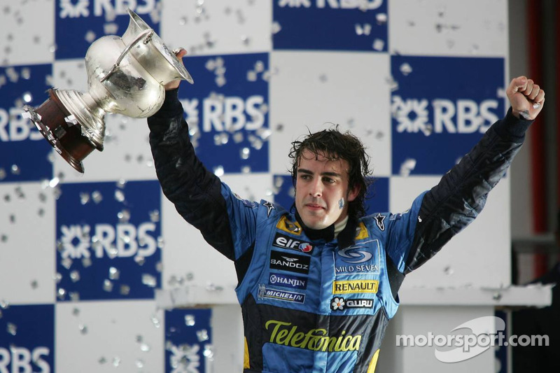 Podio: el campeón del mundo 2005, Fernando Alonso, celebra