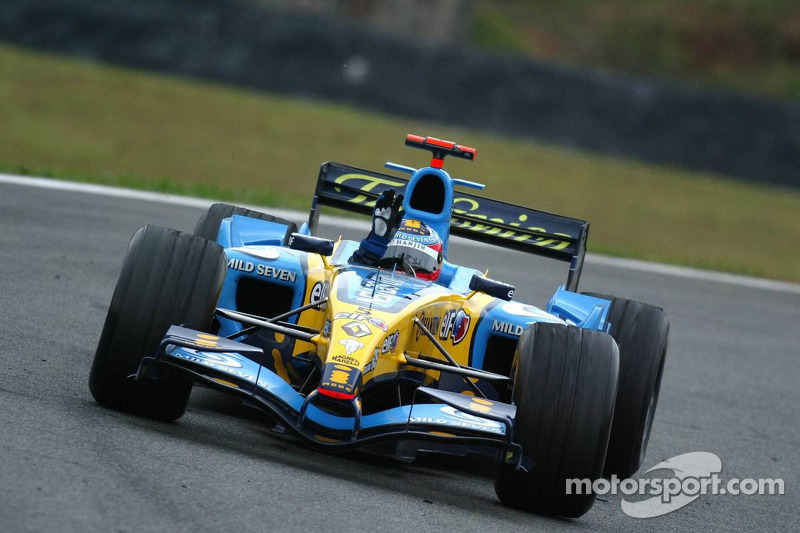 El Campeón del Mundo 2005, Fernando Alonso, celebra