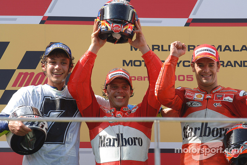 Podium: race winner Loris Capirossi with Valentino Rossi and Carlos Checa