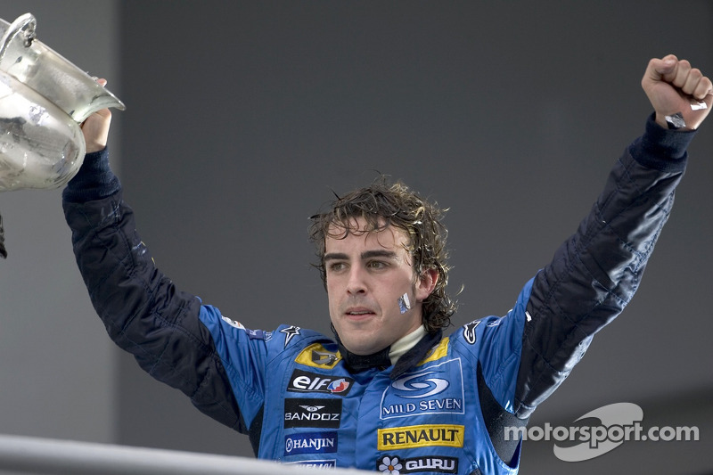 Podio: el campeón del mundo 2005, Fernando Alonso, celebra