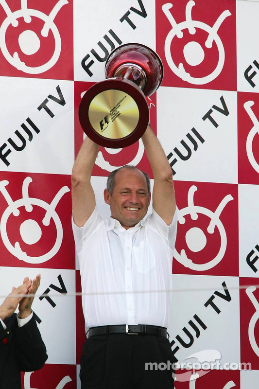 Podio: Ron Dennis y el trofeo de constructores