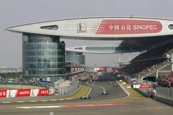 Fernando Alonso conduce el campo el ritmo vuelta