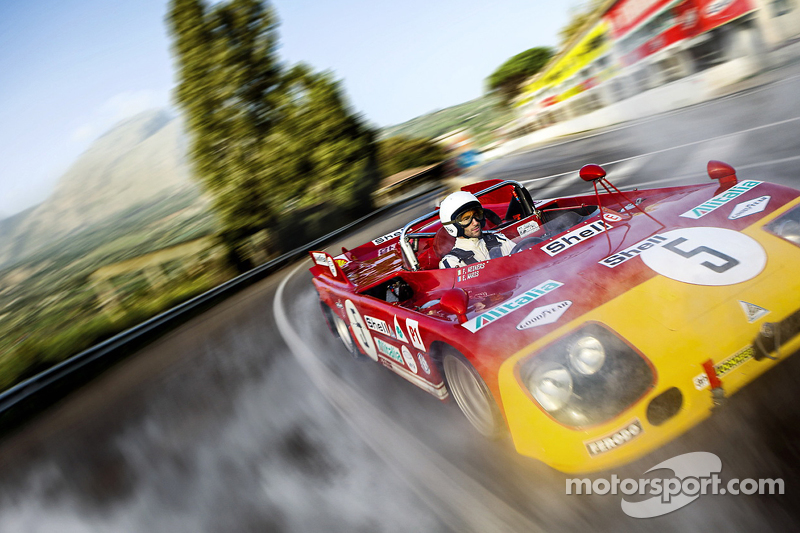 Daniel Ricciardo conduce un Alfa Romeo 33 T3 en el viejo circuito Targa Florio