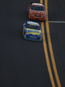 Grant Enfinger adelante de Daniel Suarez hasta la meta