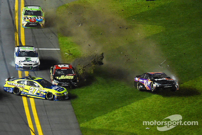 Paul Menard, Richard Childress Racing Chevrolet and Denny Hamlin, Joe Gibbs Racing Toyota crash