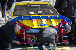Joey Logano, equipo Penske Ford a través de la inspección