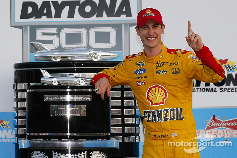 Vencedor Joey Logano, Team Penske Ford celebra