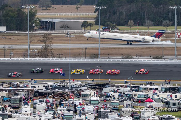 Acción de la carrera con un Delta MD-90 atterizando en el aeropuerto internacional de Daytona