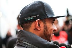 Lewis Hamilton, Mercedes AMG F1, com a mídia