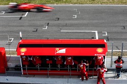 Kimi Raikkonen, da Ferrari SF15-T, no pit equipe