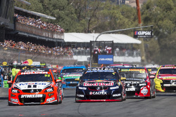 Départ : James Courtney, Holden Racing Team en tête