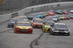 Reinicio: Kevin Harvick, Stewart-Haas Racing Chevrolet lider