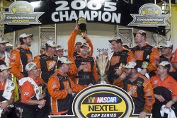 Champagne für 2005 NASCAR Champion Tony Stewart