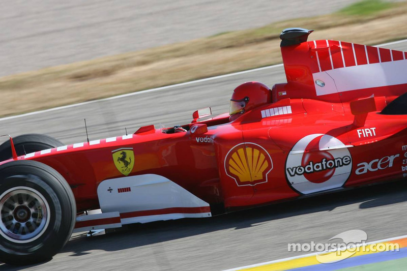 Valentino Rossi conduce el Ferrari F2004 con motor V10 en Valencia en 2006