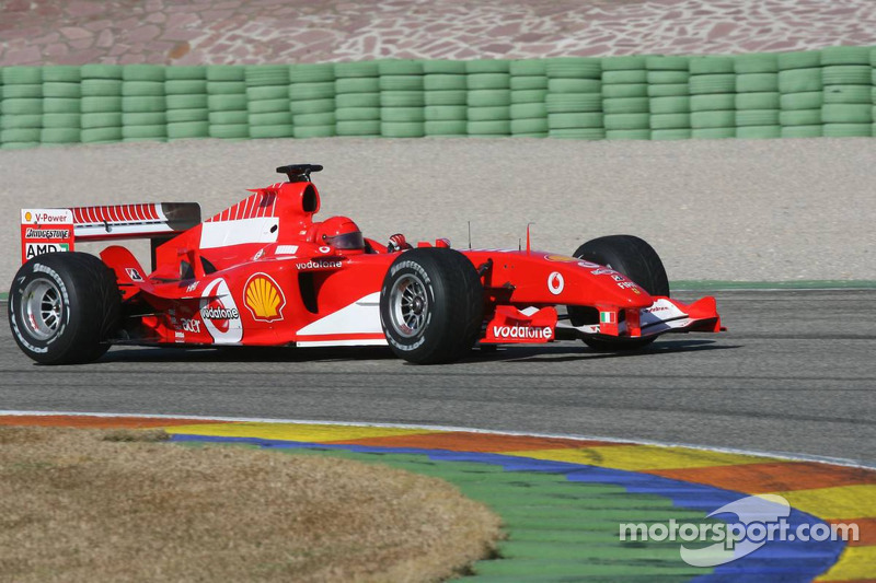Valentino Rossi conduce el Ferrari F2004 con motor V10 en Valencia en 2006