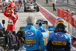 Yarış galibi Fernando Alonso kutlama yapıyor ve Flavio Briatore