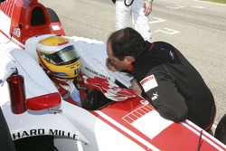 Lewis Hamilton parle avec Frederic Vasseur