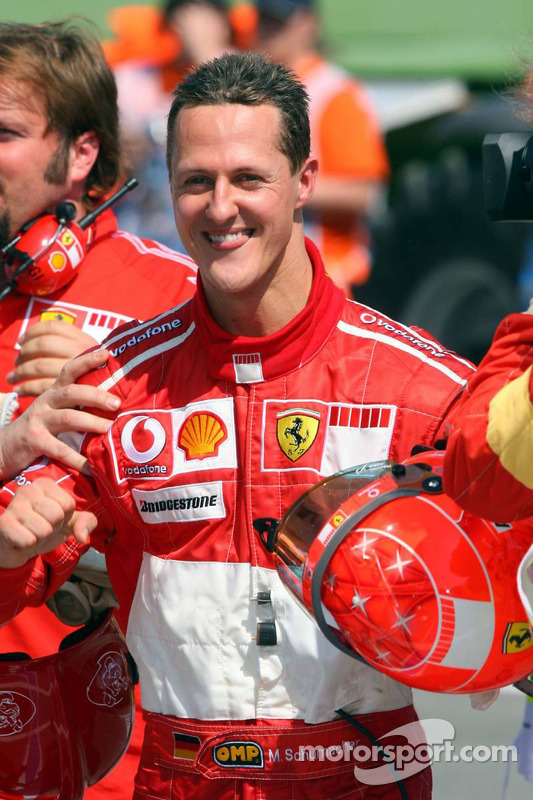 Ganador de la pole Michael Schumacher celebra