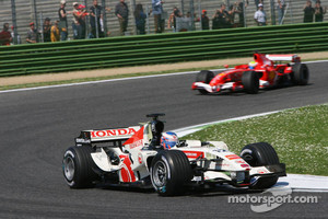 Jenson Button, por delante de Felipe Massa
