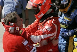 Yarış galibi Michael Schumacher kutlama yapıyor ve Jean Todt