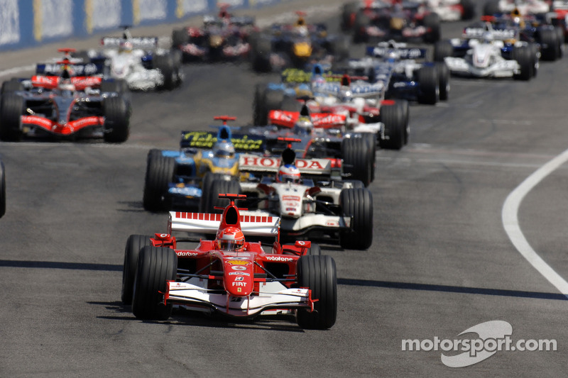 Start: Michael Schumacher takes lead