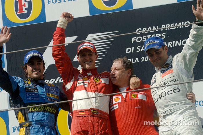 El ganador de la carrera, Michael Schumacher, con Fernando Alonso, Jean Todt y Juan Pablo Montoya