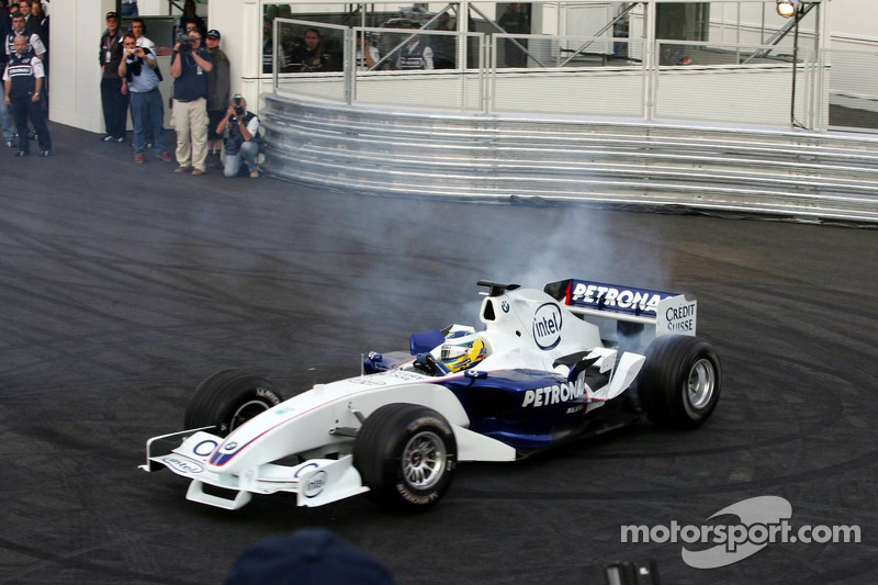 Visit, BMW Sauber F1 team Pitlane Park: Nick Heidfeld takes otomobil out, yeni BMW Pit Lane Park