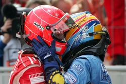 Yarış galibi Michael Schumacher kutlama yapıyor ve Fernando Alonso