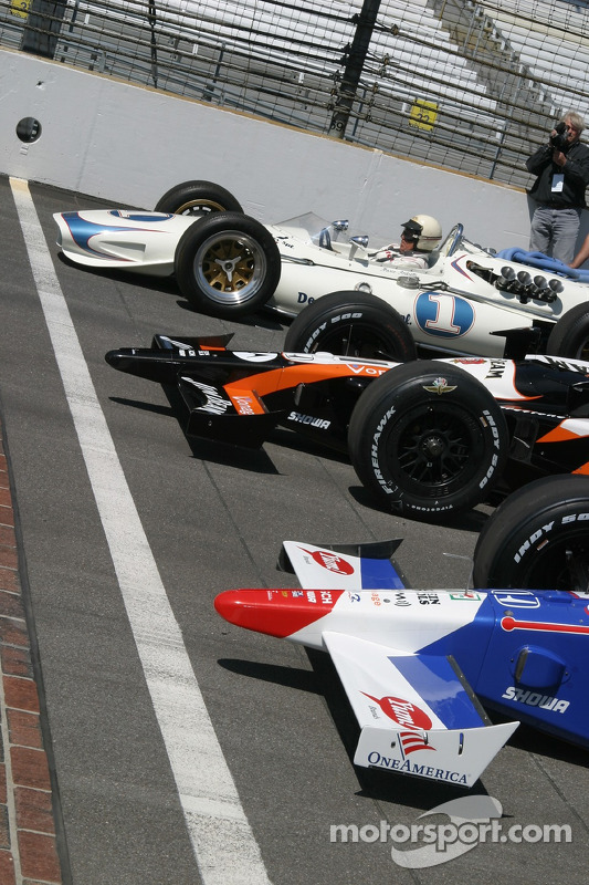 Mario Andretti, Michael Andretti et Marco Andretti se tiennent prêt à faire un tour ensemble