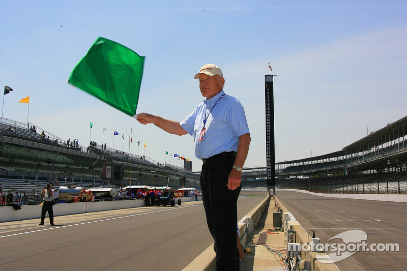 Bill Spoerle, le chef de la restauration de IMS Hall of Fame Museum, agîte le drapeau vert