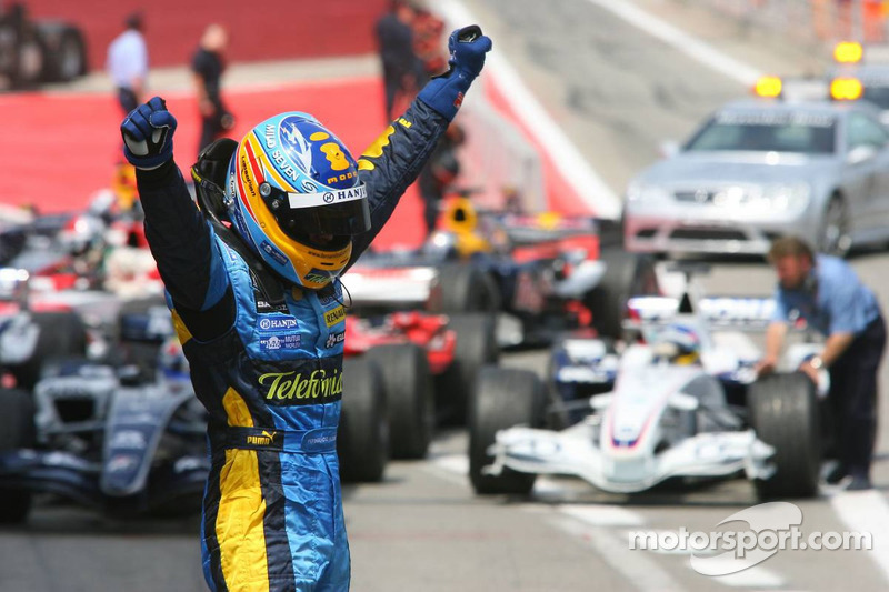 El ganador del GP de España 2006, Fernando Alonso, Renault