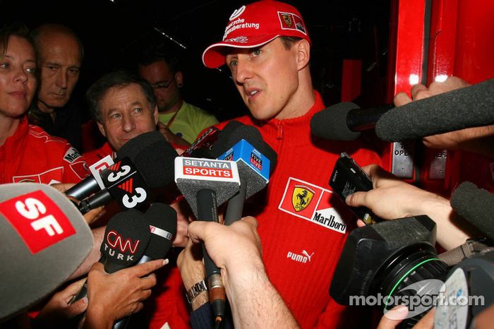 Michael Schumacher da una rueda de prensa a las 9.42pm