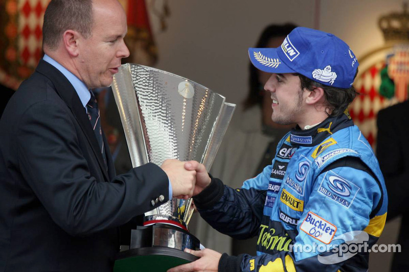 Podium: le vainqueur de la course Fernando Alonso est félicité par le Prince Albert de Monaco