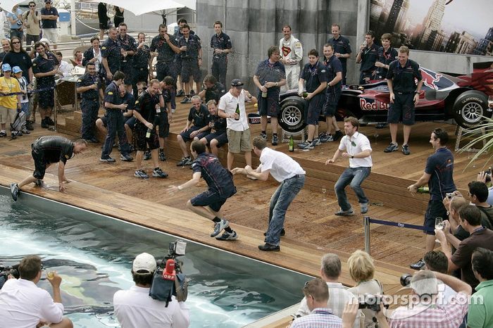 El equipo de Red Bull Racing celebra el primer podio tirándose a la piscina