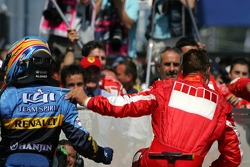 Yarış galibi Michael Schumacher kutlama yapıyor ve Fernando Alonso