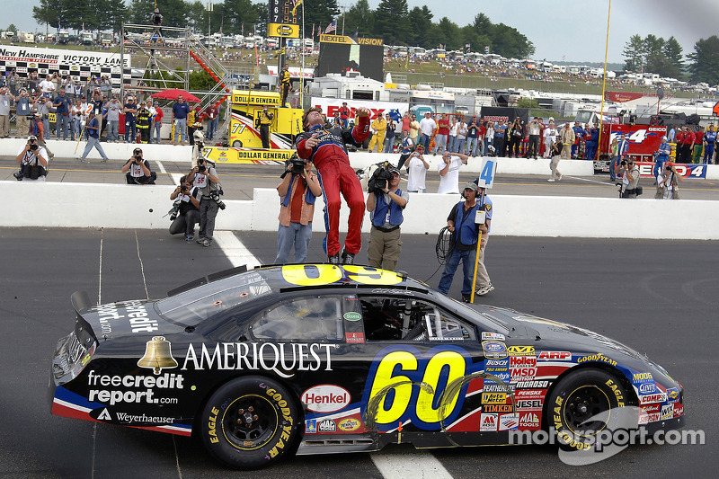 Carl Edwards célèbre sa victoire avec un backflip