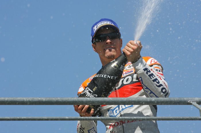 Podio: champaña para Nicky Hayden
