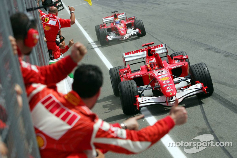Michael Schumacher bei der Zieldurchfahrt