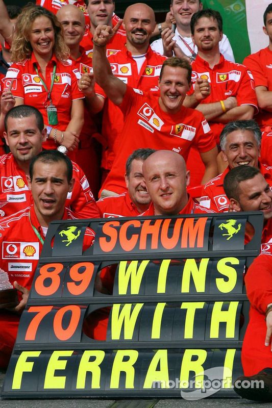 Ganador de la carrera Michael Schumacher celebra con el equipo