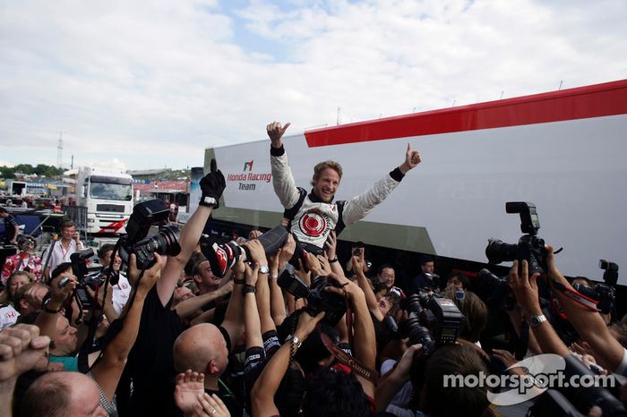 Ganador de la carrera Jenson Button celebra