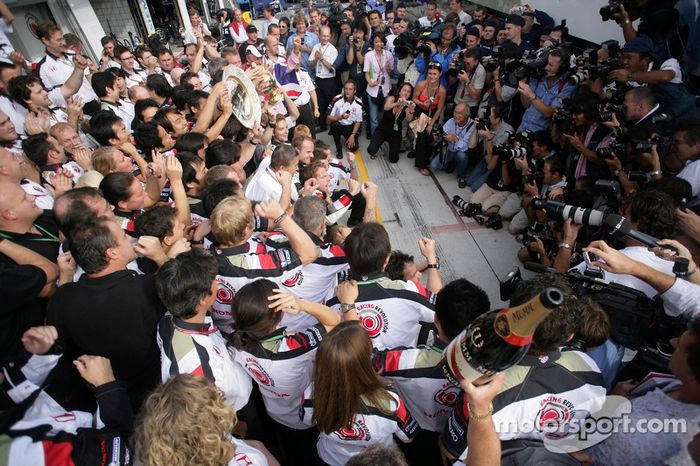 Ganador de la carrera Jenson Button celebra con los miembros del equipo Honda Racing F1