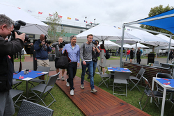Giedo van der Garde loopt het Sauber Motorhome binnen